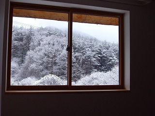 Y邸窓の雪